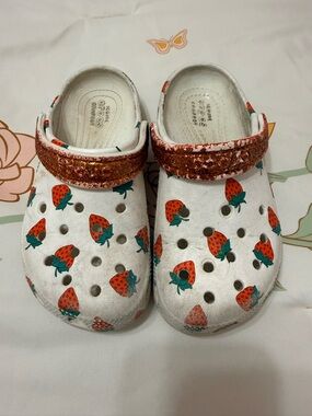Kids White Strawberry-Print Crocs with Glitter Strap